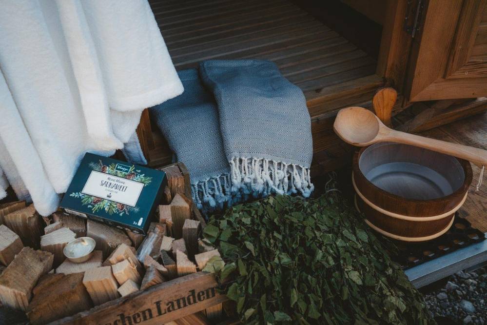 Handtücher, Holz und Saunaaufguss